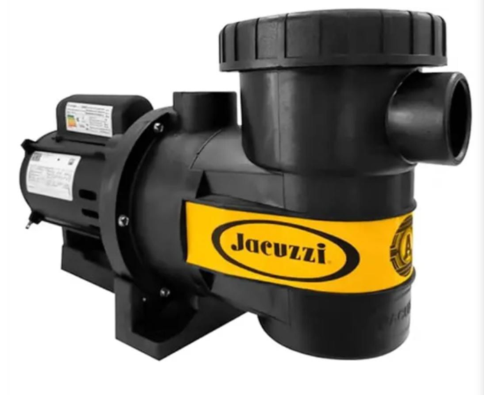 Bombas de piscina Jacuzzi pretas com detalhes em amarelo, conectadas por tubulações em ambiente técnico industrial.