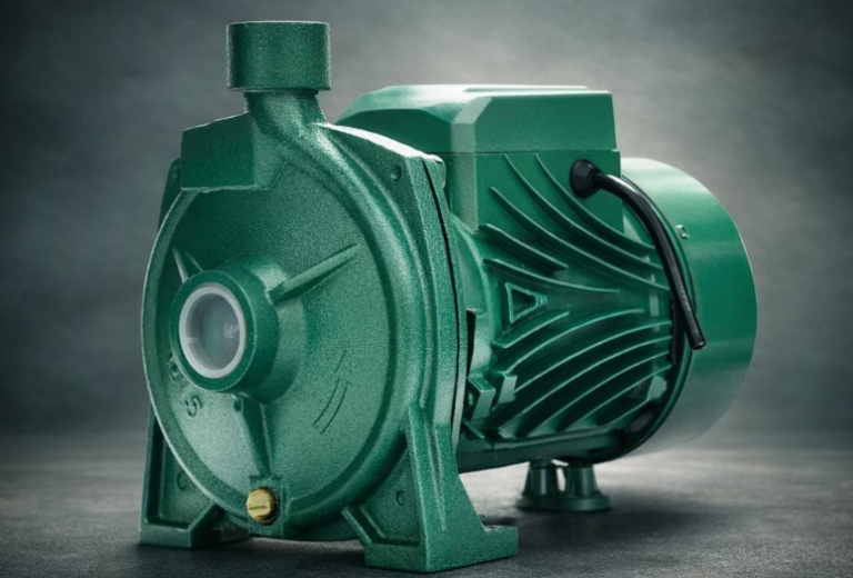 Bomba centrífuga verde em fundo neutro, vista em ângulo, motor elétrico e carcaça robusta.