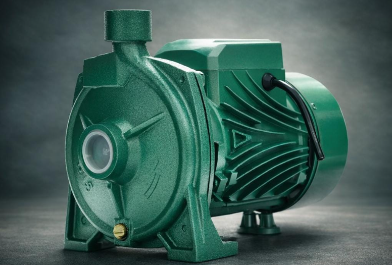 Bomba centrífuga verde em fundo neutro, vista em ângulo, motor elétrico e carcaça robusta.