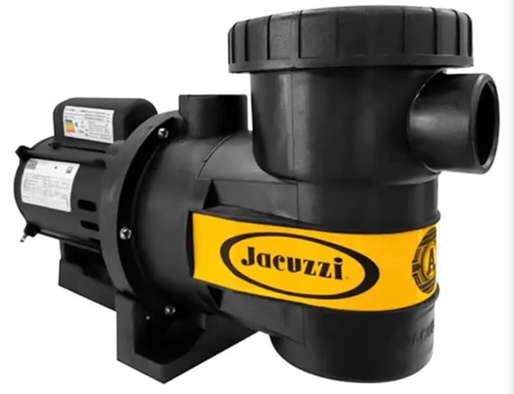 Bomba de piscina 7A-M ¾ cv preta da marca Jacuzzi com detalhe em amarelo, vista de perfil em um fundo branco.